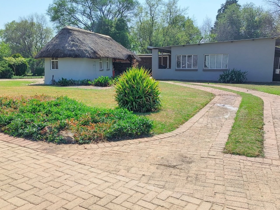 4 Bedroom Property for Sale in Viljoenskroon Free State